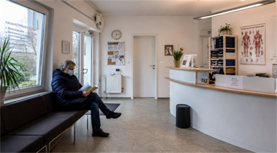 a small local clinic in Europe यूरोप में एक छोटा सा स्थानीय क्लिनिक